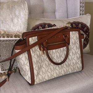 Michel Kors Bag. ( Still in great condition)